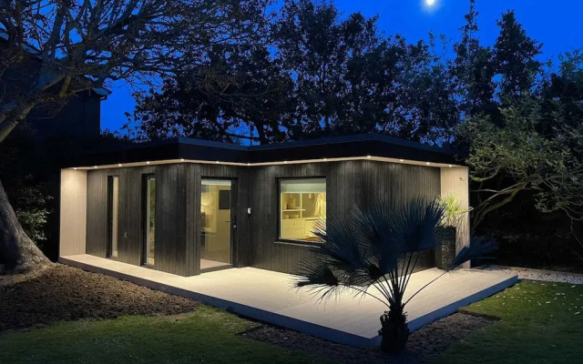 Stylish 4 Bed Home Close to Beach