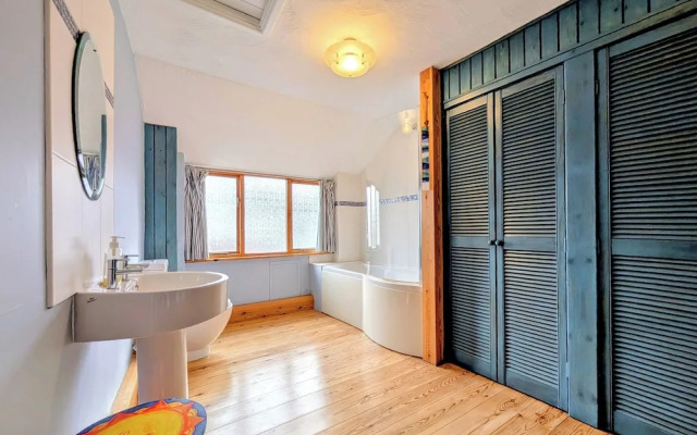 The Old Barn Near St Ives - Rustic Charm & Space
