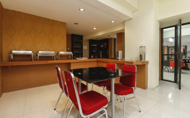 RedDoorz Plus @ Grand Populer Hotel