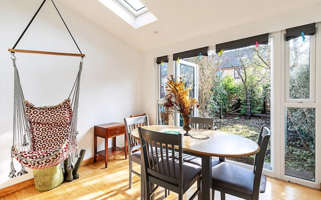 Stylish & Spacious 3-bed Home in Vibrant Bow