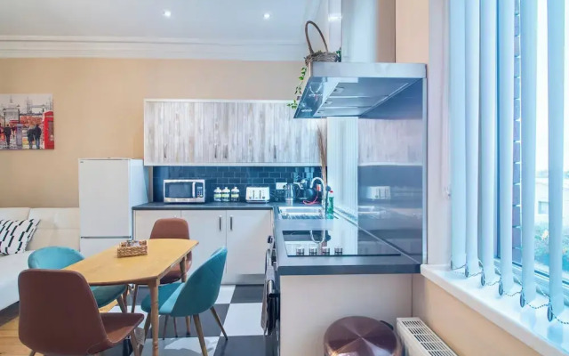 Creative & Cheerful Apartment by Avo in Sheffield
