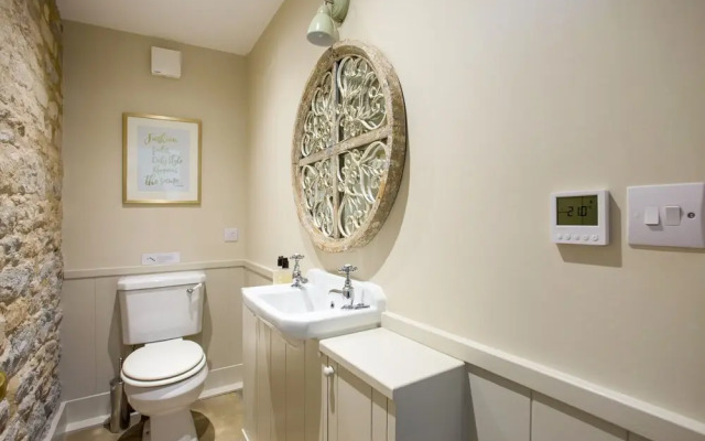 Classic Cotswolds Getaway in Radcot
