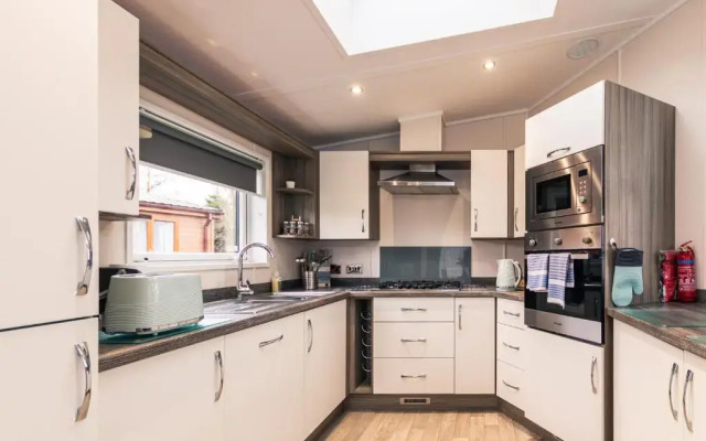 Lakeside View Lodge with Hot Tub