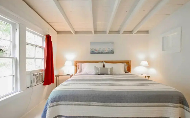 Cozy Stockbridge Cabin - Walk to Beach & Lake!
