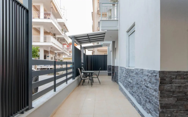 SithoniaRS Luxury Ground Floor Apartment With Private Garden