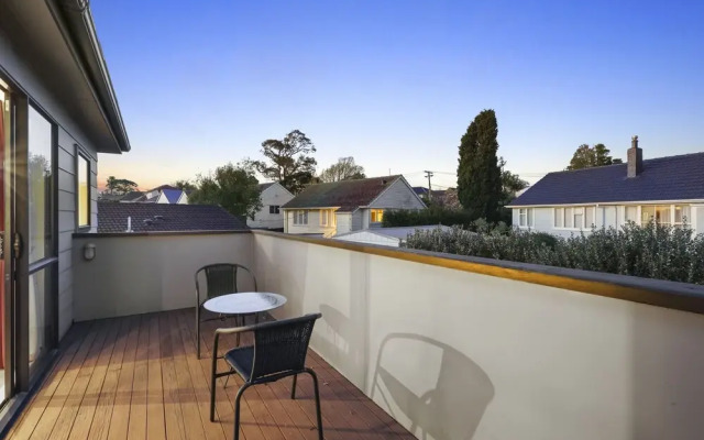 Spacious Family Home - Backyard-Mt-Views