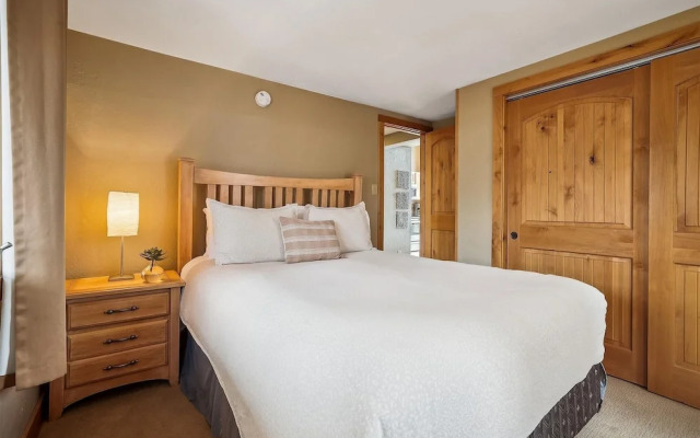 4 O'clock Lodge A16 1 Bedroom Condo by RedAwning