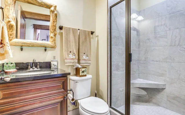 Ski Shuttle & Community Perks: Keystone Townhome