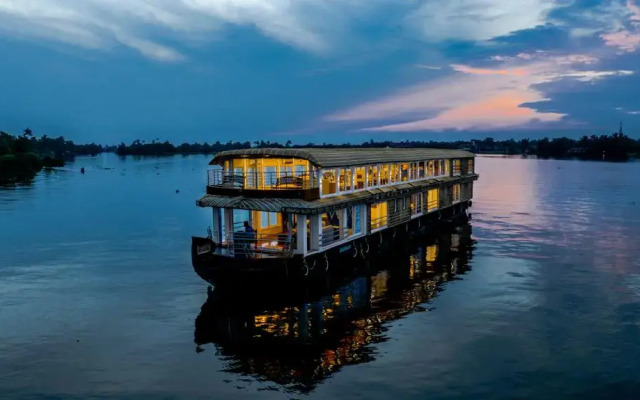 Cosy Houseboat