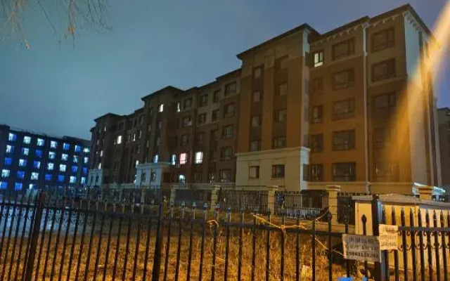 Light Luxury Banshan Hot Spring B&B (Tourism College Branch)