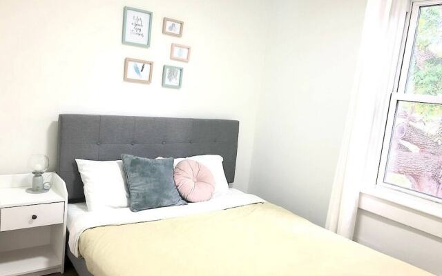 Leslieville Cozy & Bright Apt in Trendy Beaches