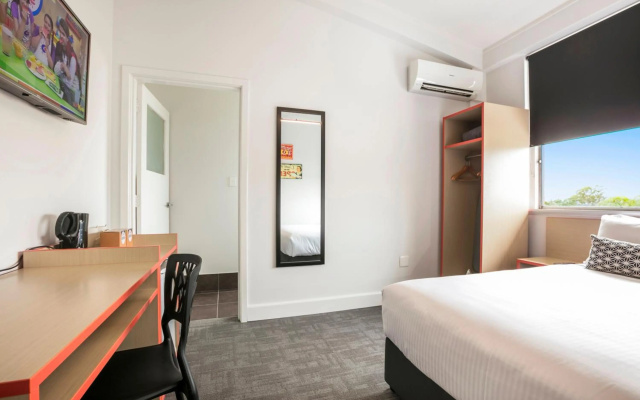 Nightcap at Camp Hill Hotel – Guest Rooms – Brisbane