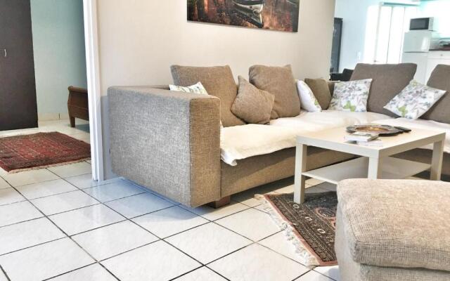 Renovated apt 100m from beach WiFi AC