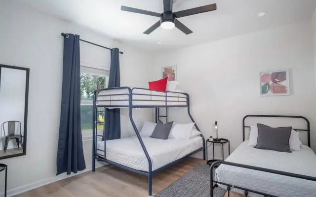 Vibrant 4br/3ba Oasis Near Happy Downtown!