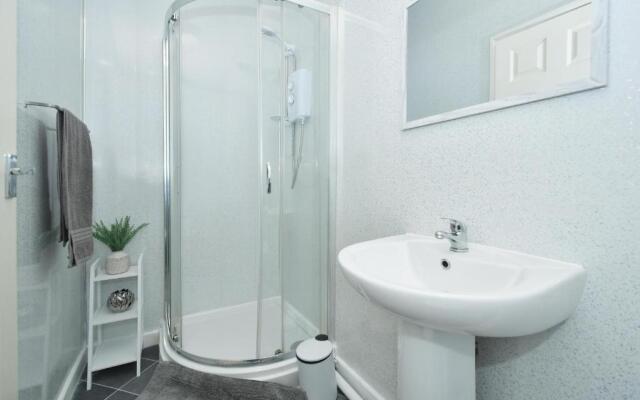 Beautiful 3-bed House by Ministays Stoke-on-trent