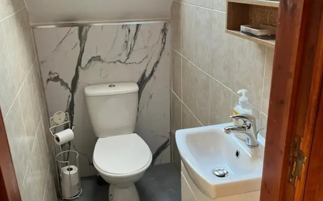 4 bed bungalow near Airport