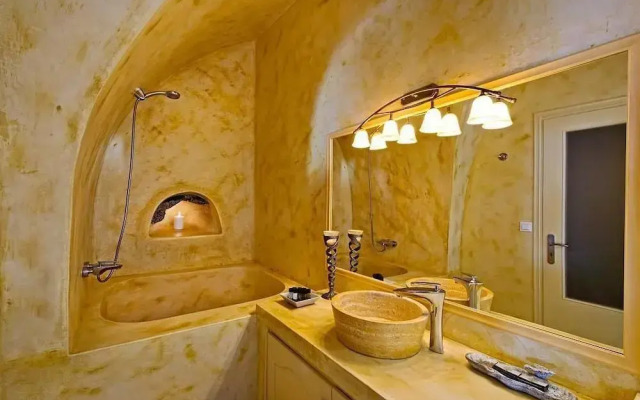 Lava Suites and Lounge