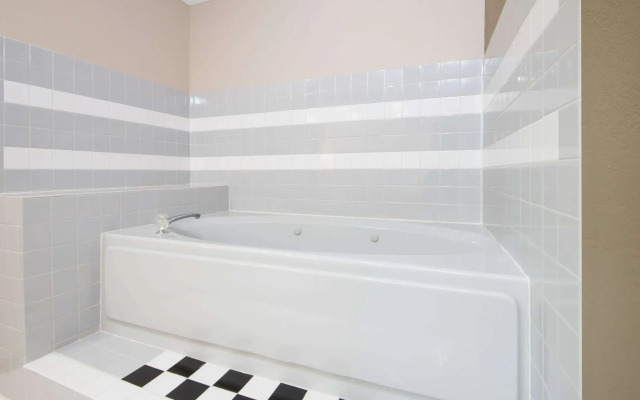 Super 8 by Wyndham Knoxville