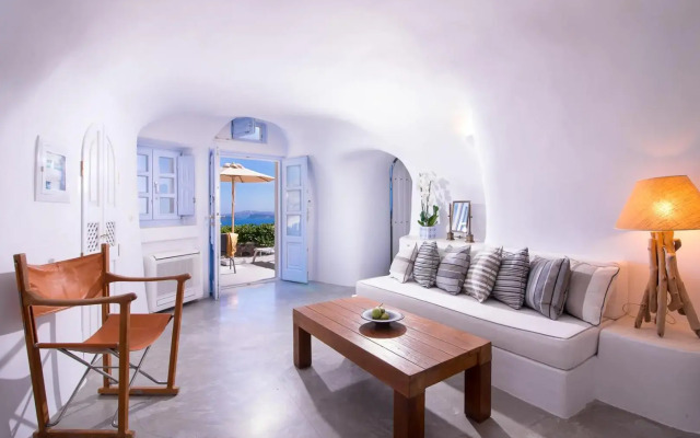 Pezoules of Oia