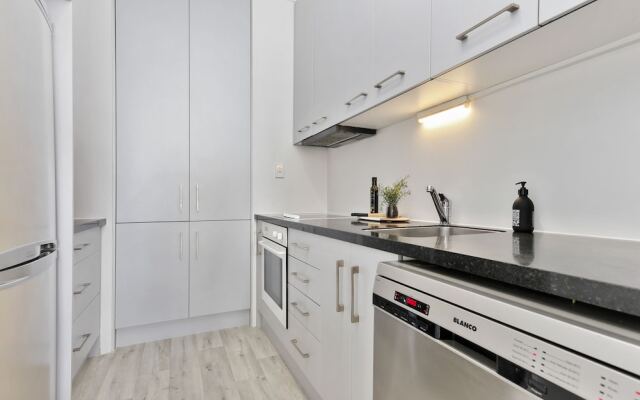 Renovated Apt with huge deck & car park