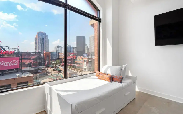 Ballpark Luxury Loft Steps from Arch