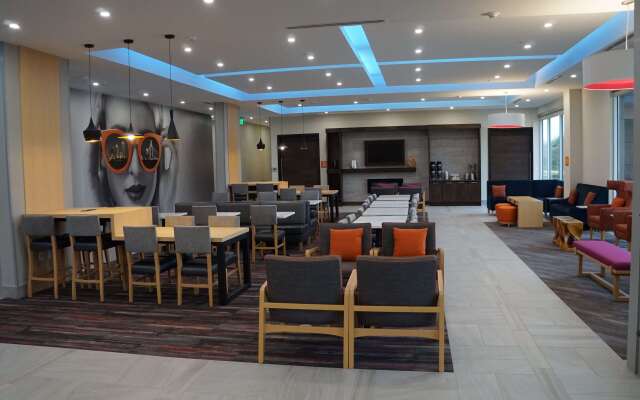 La Quinta Inn & Suites by Wyndham Lewisville