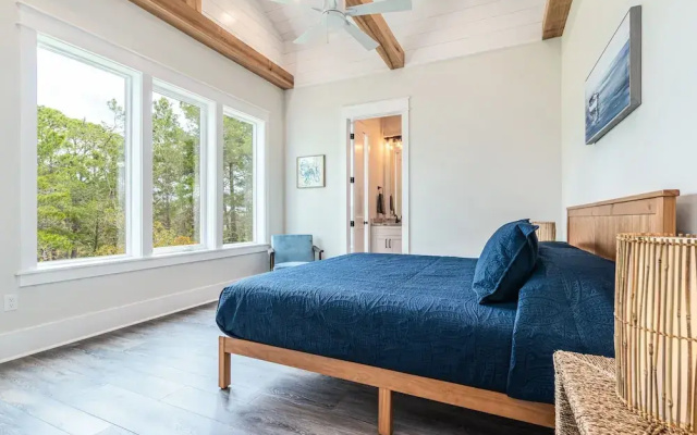 Lakeside Elegance Near Beach Access