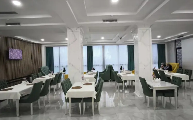 Отель Saroy Gardens