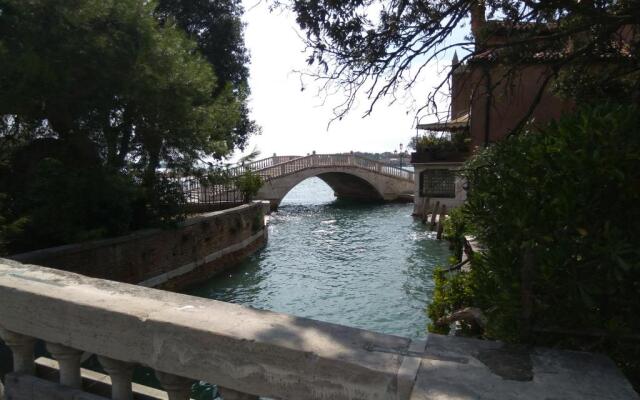 Susy Biennale Apartment - Canal View and Garden