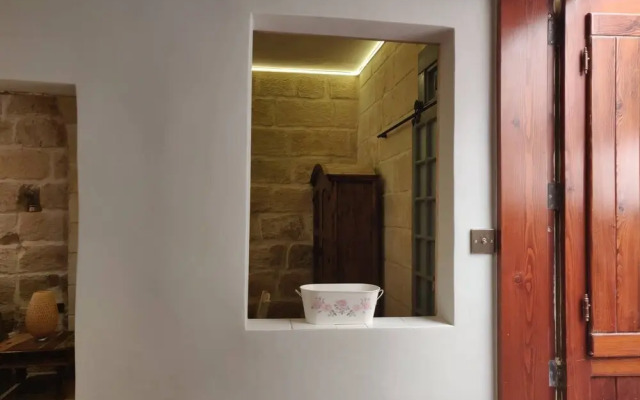 "Romantic Small Townhouse In The Three Cities"