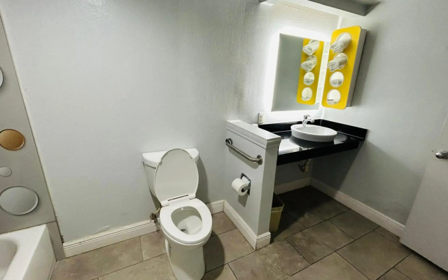 Super 7 Inn Tupelo