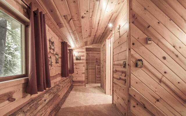 Whispering Winds Apartment 3 NW Comfy Cabins