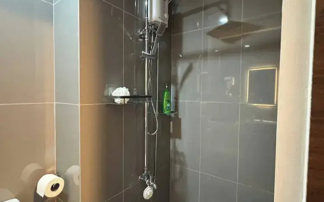 Entire Room in Makati Center With Fast Wifi