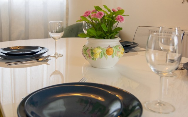 PickThePlace 3-bedroom Plymouth apartment