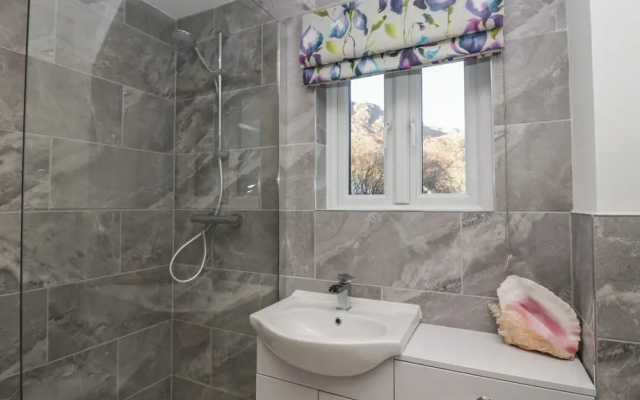 Yewdale View Apartment