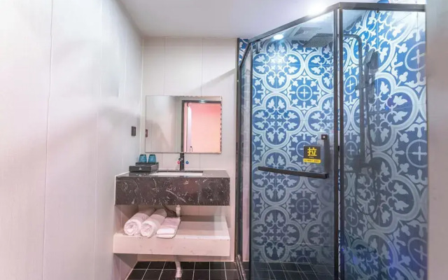 Wind Sleeping Color Hotel