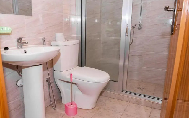 Cheerful 4-bedroom home with parking