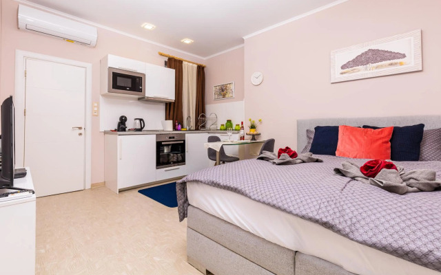 Stella 1&2 - Pink and Grey Studios near the Singing Fountains