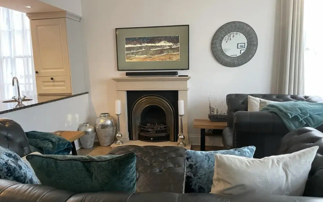 Stunning 2-bed-2bath Apt in Whitby With Parking