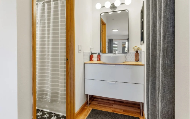 08 Lodge 1 Bedroom Condo by RedAwning