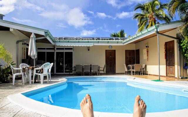 Tahiti - Sanny's Place Family Room & Pool