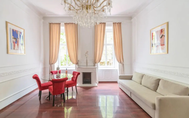 Music Academy Suite Café Vian Apartman Kft