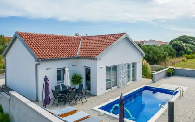 Nicoll With Pool, 50 m From the Beach