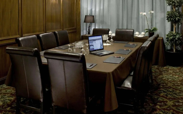 Carriage House Hotel & Conference Centre