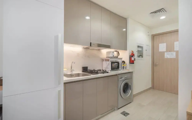 Stylish Studio Retreat in Riviera 33 Near Downtown