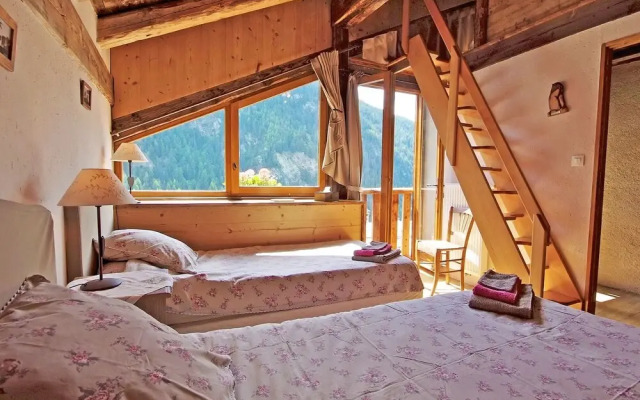 Superb Savoyard traditional chalet located 500 m from the slopes