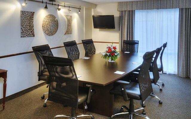 Quality Hotel & Suites Montreal East