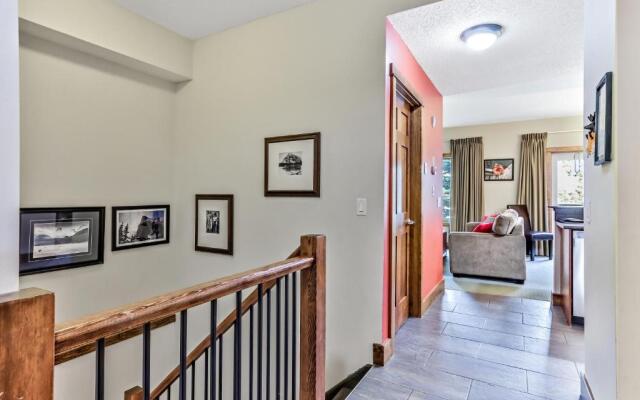 Fenwick Vacation Rentals Spacious Mountain 2 Bedroom with Hot tub