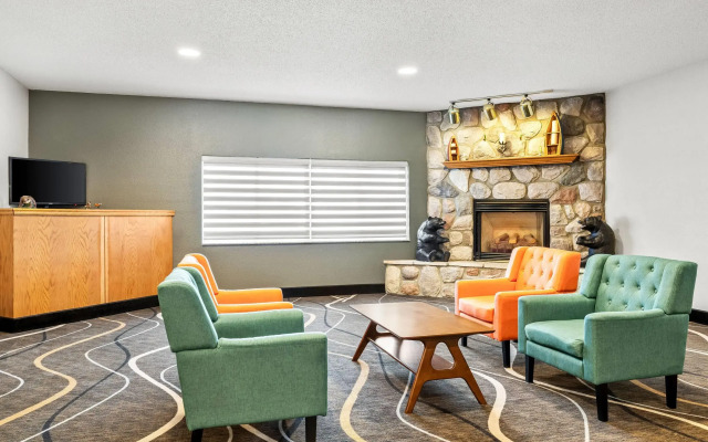 Super 8 by Wyndham Osseo WI