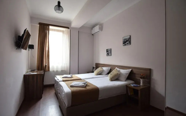Hotel 444